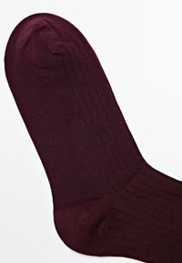 Bordeaux sok, letvægtig, ribbet tekstur, forstærket tå og hæl, glat finish, let strækbar, egnet til daglig brug.