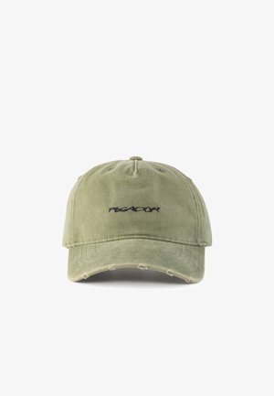 Gorra de béisbol verde oliva desgastada con visera curva y pequeño texto bordado en negro en el centro frontal.