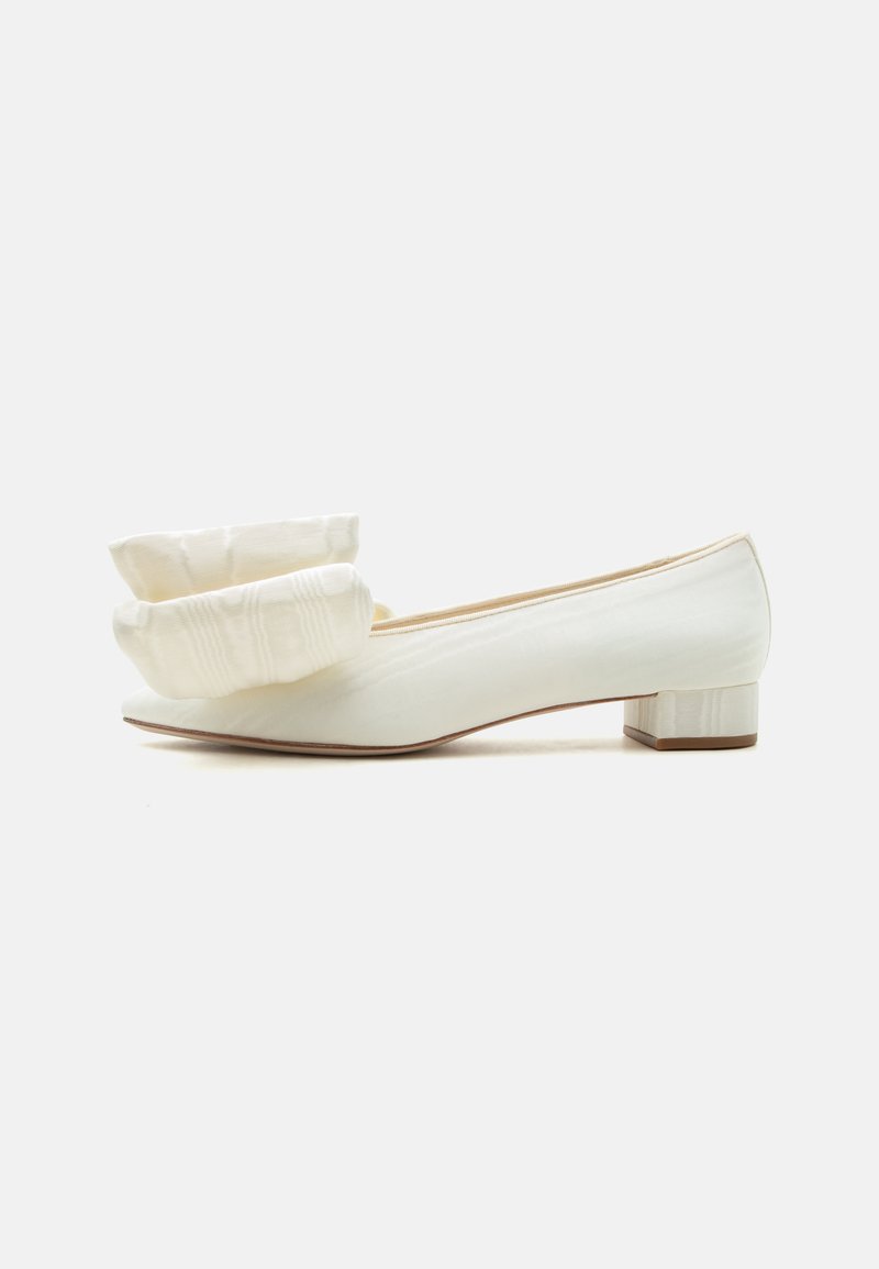 Chaussure blanche à talon bas pour femme avec un détail en tissu plissé sur le bout et un talon carré sur un fond uni.