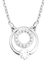 Silvrig halsband med cirkulär design bestående av två ringar, en prydd med små klara stenarna och en större central klar ädelsten.