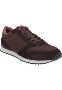 Sneaker in suede marrone con design a lacci, accenti in pelle beige a contrasto, suola intermedia bianca e suola esterna in gomma testurizzata. Dettagli di cucitura notevoli.