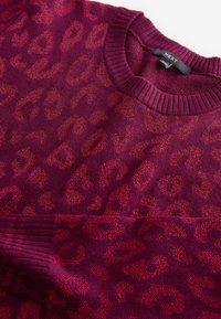 Next COSY CREW NECK TALL - Pulóver - red burgundy animal leopard