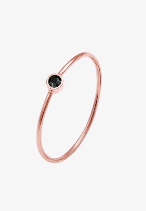 Anillo de oro rosa con una banda delgada que presenta una piedra preciosa negra central, acabado suave y diseño minimalista.