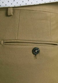 Jack & Jones PREMIUM JPRSOLARIS  NOOS - Nohavice - dark coat khaki
