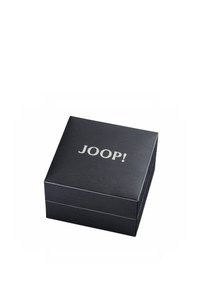 Svart strukturerad låda med ett lock, med logotypen "JOOP!" i silverfärgade bokstäver på toppen. Stängd och fyrkantig design.