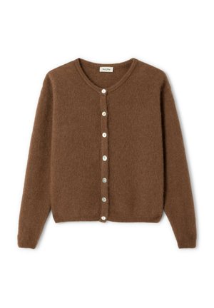 Brun, blød uldcardigan med lange ærmer, rund halsudskæring og en knaplukning foran med otte hvide knapper.