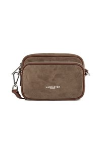 Borsa a tracolla rettangolare in suede marrone con due scomparti con zip, finiture in pelle, hardware argentato e logo "Lancaster Paris" sul davanti.