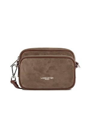 Borsa a tracolla rettangolare in suede marrone con due scomparti con zip, finiture in pelle, hardware argentato e logo "Lancaster Paris" sul davanti.