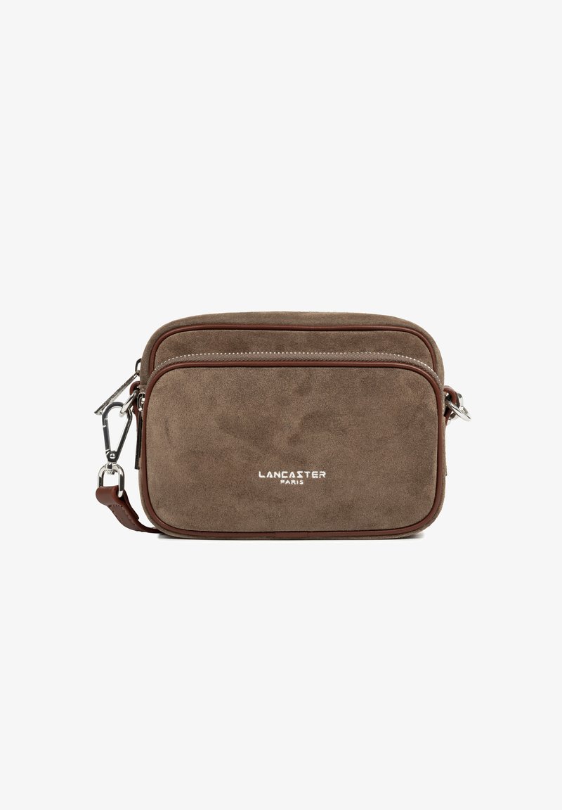 Borsa a tracolla rettangolare in suede marrone con due scomparti con zip, finiture in pelle, hardware argentato e logo "Lancaster Paris" sul davanti.