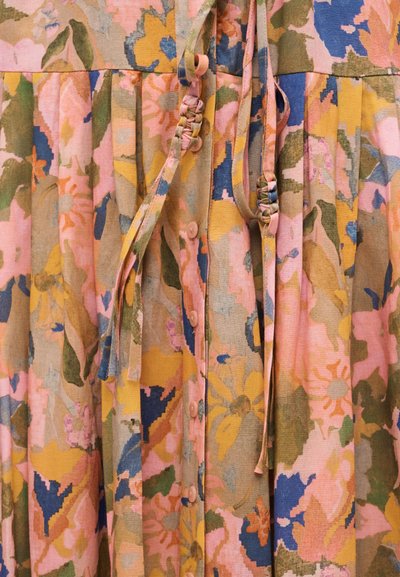 Virágos szövet rózsaszín, sárga, zöld és kék színekkel, középen gombokkal és a deréknál díszített fonott megkötőkkel.