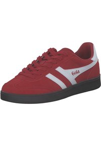 Baskets en suede rouge avec des accents de rayures blanches et un marquage. Design classique à lacets avec une semelle en caoutchouc noir. Surface texturée.