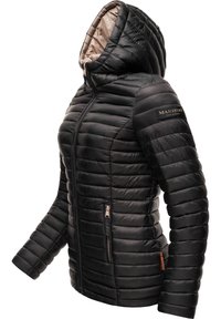 Veste en duvet noire avec une capuche, présentant une texture matelassée horizontale, des poches zippées et une étiquette en cuir marron. Doublée dans une couleur claire.