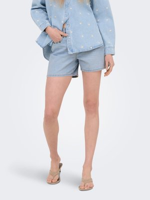 ONLY, JEANS-SHORTS ONLPHINE MITTLERE TAILLE NORMAL GESCHNITTEN JEANS-SHORTS - Denimové šortky - light blue denim