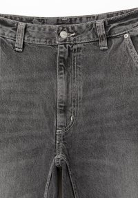 Jeans en denim gris foncé avec une fermeture à bouton, des passants de ceinture et des coutures visibles. Présente un design classique à cinq poches.