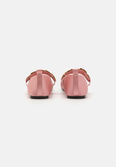 Bailarinas de satén rosa con puntera redonda, tirante trasero y acentos de hardware dorado. Textura suave y suelas de goma negras y bajas.