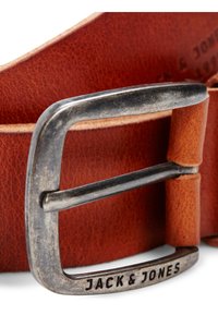 Brun læderbælte med en sølvfarvet metalspænde i rektangulær form. Spændet har indgraveret "JACK & JONES" detalje på den ene side.