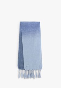 Écharpe en dégradé de bleu avec une texture douce, présentant des franges aux extrémités. Le design passe de tons de bleu foncé à des tons de bleu clair.