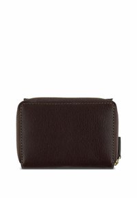 Cartera de cuero marrón con cremallera, de superficie texturizada, forma rectangular y detalle de costura en contraste a lo largo de los bordes.