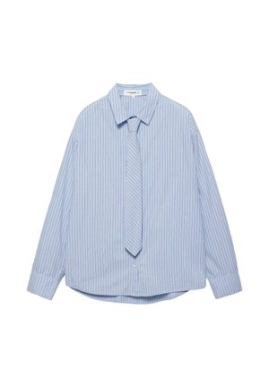 Vaaleansininen pitkähihainen paita, jossa on pystysuoria ohuita tummia raitoja, ja siihen sopiva raidallinen solmio, levitetty kaulus ja napilliset kalvosimet.