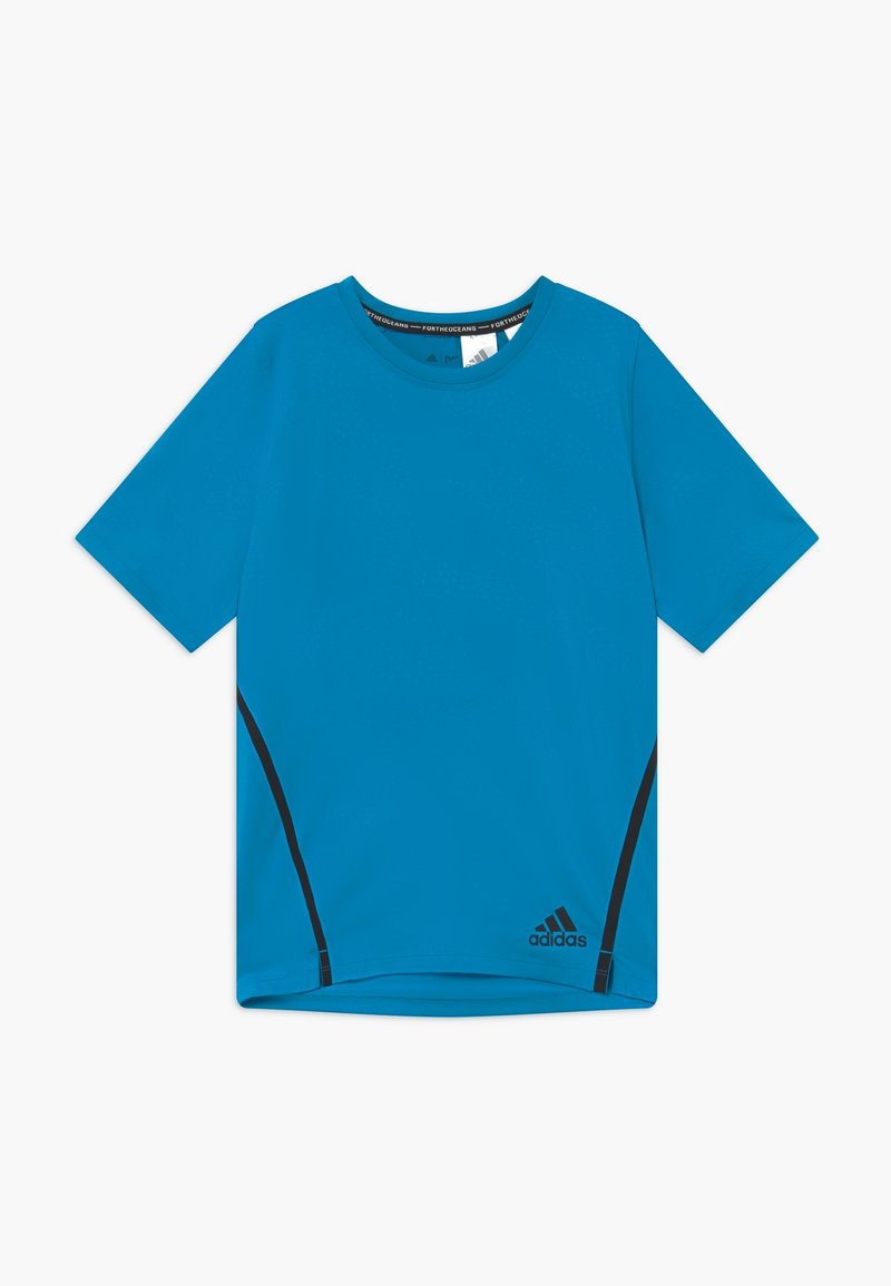 Camiseta deportiva azul hecha de tela sintética, con mangas cortas, un cuello redondo y detalles negros a lo largo de los lados.