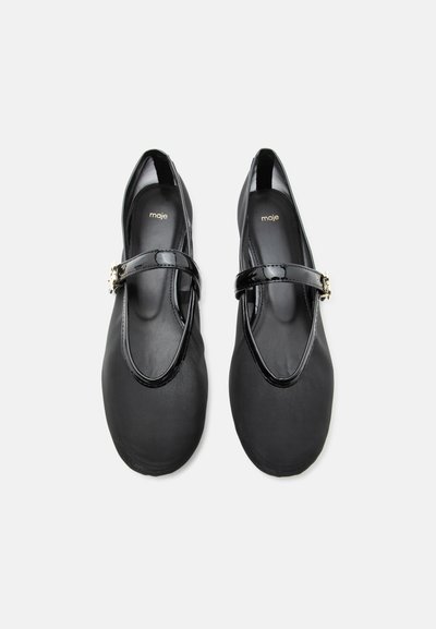 Μαύρα παπούτσια Mary Jane με λουράκια από λουστρίνι και χρυσά αγκράφια, υφής στην περιοχή των δακτύλων, και λογότυπο «maje» εσωτερικά στις πέλματα.