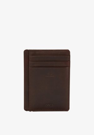 Portacarte in pelle marrone scuro con tre fessure superiori e una fessura laterale, loghi in rilievo al centro e in basso.