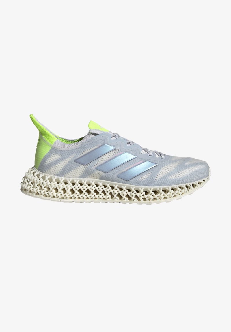 Hellgrauer Sportschuh mit einem Mesh-Obermaterial, reflektierenden Akzenten, einer grünen Ferse und einer markanten weißen Gittersohle, die Dämpfung bietet.