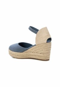 Espadrilles de cuña de ante azul con suela de yute trenzado. Presentan un talón de tela a cuadros y una correa en el tobillo para un ajuste seguro.