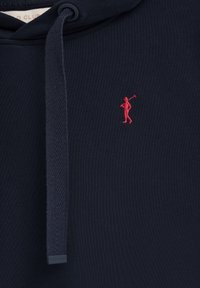 Marineblauwe hoodie met een gestructureerd trekkoord en een kleine rood geborduurde figuur die een golfclub vasthoudt op de borst.