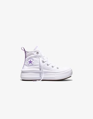 Bela visoka superga Converse s vijoličnim logotipom in poudarki, dvoslojno podplatom ter sproščeno vezalko na belem ozadju.