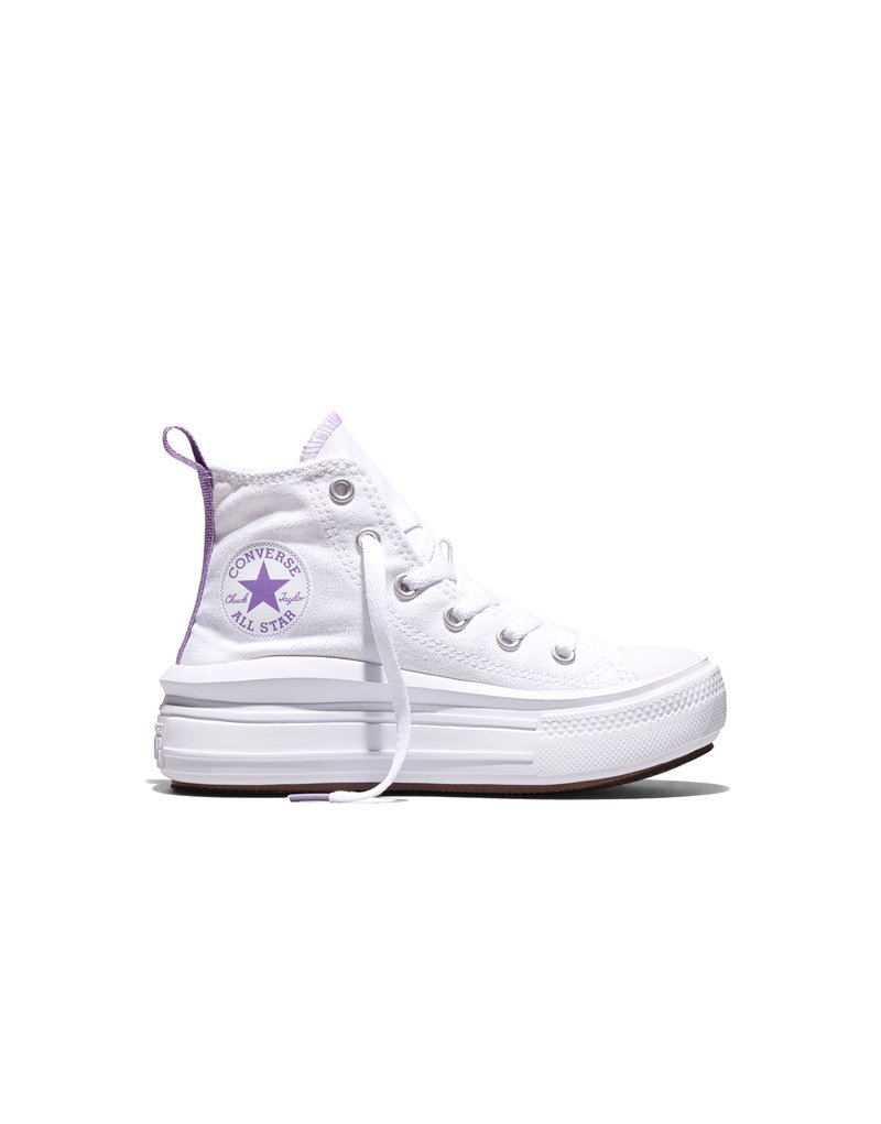Baskets blanches montantes Converse avec logo et accents violets, semelle à double couche, et lacet desserré sur fond blanc.