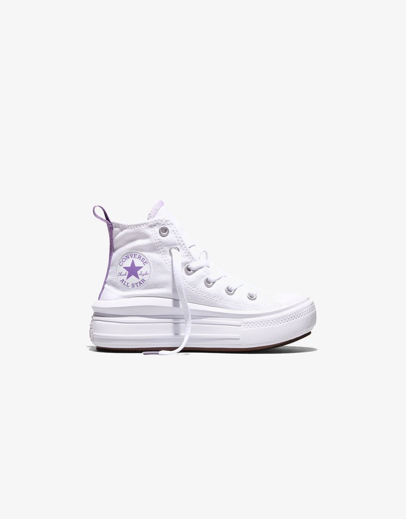 Bílá teniska Converse vysokého střihu s fialovým logem a detaily, dvouvrstvou podrážkou a volně zavázanou tkaničkou na bílém pozadí.