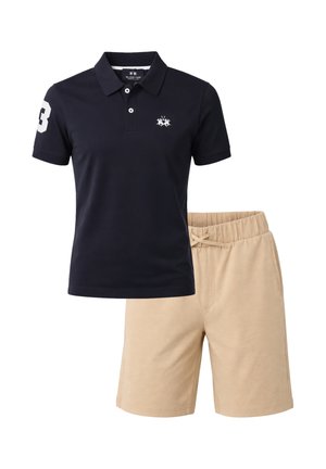 Polo nera a maniche corte con logo bianco e numero 3 sulla manica, abbinata a pantaloncini beige con coulisse.
