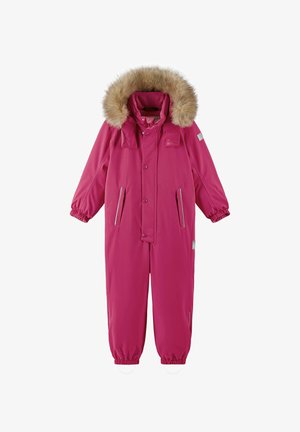 Combinaison de neige isolante rose avec une capuche doublée de fourrure, des poignets élastiques, des poches avec fermetures à glissière et une fermeture à pression. Texture lisse, design intégral.