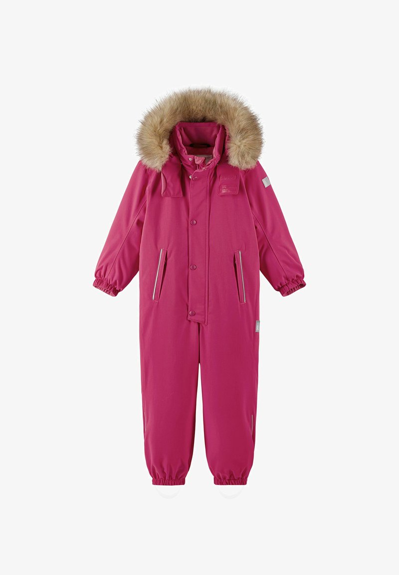 Es traje de nieve aislante rosa con capucha de piel sintética, puños elásticos, bolsillos con cremalleras y cierre de botones a presión. Textura suave, diseño de cuerpo entero.