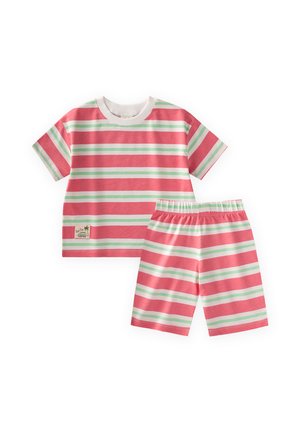 Kurzarmhemd und Shorts mit horizontalen rosa, weißen und grünen Streifen, mit einem kleinen Aufnäher unten links am Hemd.