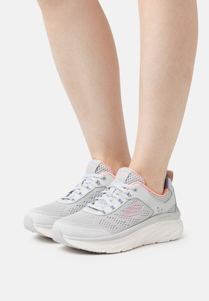 Scarpe da ginnastica grigio chiaro con tomaia in rete, dettagli rosa e lacci. Suola bianca spessa per ammortizzazione e supporto. Logo distintivo sul lato.