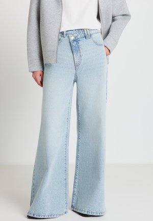 LUNGO TINTA UNITA - Jeans a zampa - blu denim chiaro