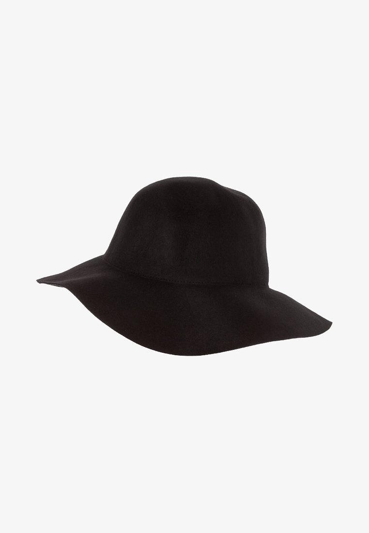 Chapeau en feutre noir à large bord, avec une calotte arrondie et un bord légèrement souple.