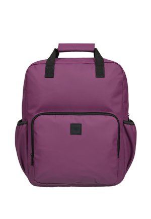 Sac à dos violet de forme carrée avec des poignées noires, une poche avant zippée et des poches latérales sur fond blanc.