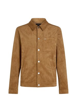 Barna velúr dzseki, gallérral, nyomógombokkal és oldalzsebekkel. Kiemelkedik a mellzsebe, amelyen diszkrét márkaemlék található.