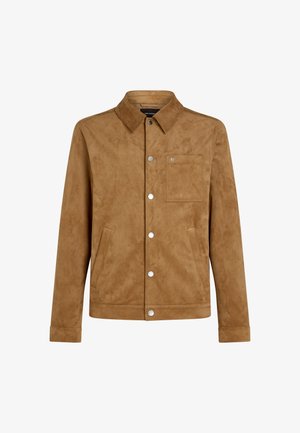 Smeđi suknjeni kaput s ovratnikom, dugmadi na klik i bočnim džepovima. Ima džep na prsima s suptilnim branding naglaskom.