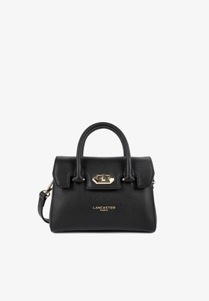 Sac à main en cuir noir à la forme structurée, avec deux poignées supérieures, des éléments en métal doré et un logo embossé à l'avant. Texture lisse.