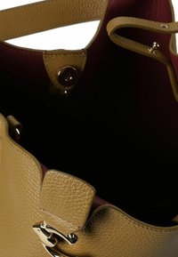 Borsa a mano in pelle color cuoio con finitura testurizzata, caratterizzata da un interno rosso profondo, dettagli in metallo dorato e chiusura con patta. L'interno è spazioso.