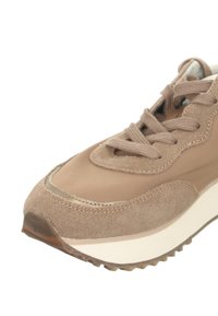 Braune Sneaker mit einer Kombination aus Wildleder und Stoffmaterialien, runder Zehenpartie, gepolstertem Schaft und strukturiertem Gummisohle mit Akzentnähten.