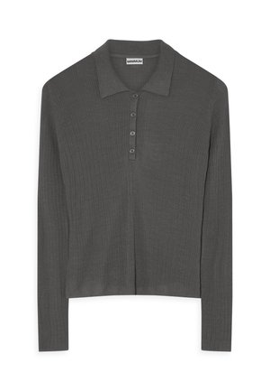 Tumšā pelēkā krāsā garām piedurknēm, ar apkakli, polo krekls ar ribotu tekstūru un četru pogu aizdari. Materiāls izskatās mīksts un viegls.