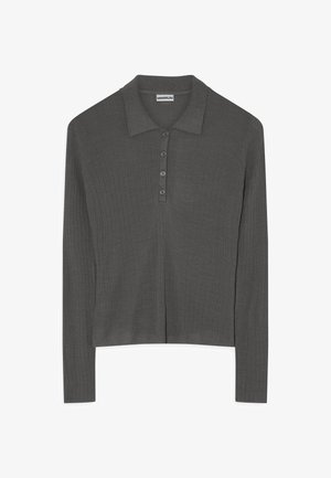 Tumedate, kraega polo-särk, tumehall, ribakujuga tekstuuriga ja nelja nupuga kaeluses. Materjal näeb välja pehme ja kergesti kandmiseks sobiv.