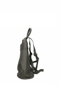 Šedý kožený batoh se uvolněným designem, který má nastavitelné popruhy, zaoblený základ a texturovaný povrch. Bez viditelných kovových detailů.