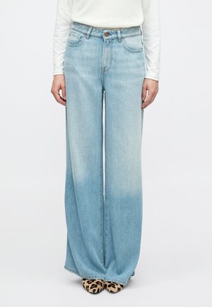 Lichtblauwe wijd uitlopende jeans met een vervaagde wassing, ontwerp met vijf zakken en goudkleurige hardware. De stof heeft een gladde textuur.