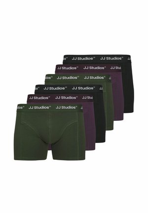 Männer Boxer-Briefs in grün, lila und schwarz. Weicher Stoff mit elastischen Taillenbündchen, die das Logo "JJ Studios" tragen. Glatte Textur, enganliegendes Design.